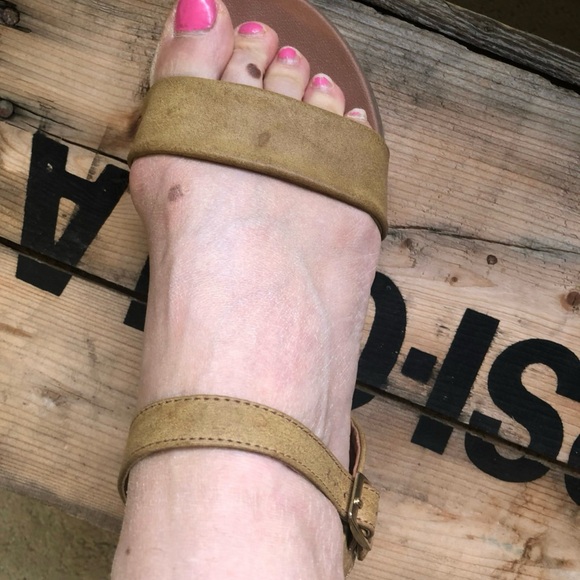 Steve Madden Tan Sandals Size 9 - Picture 6 of 9